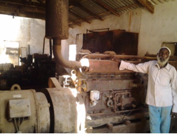Mohamud Yasin Yusuf in the factory where he began working in 1950, which he'd like Somali officials to acquire, Qandala, Somalia, 2015. (Fadumo Yasin/VOA)