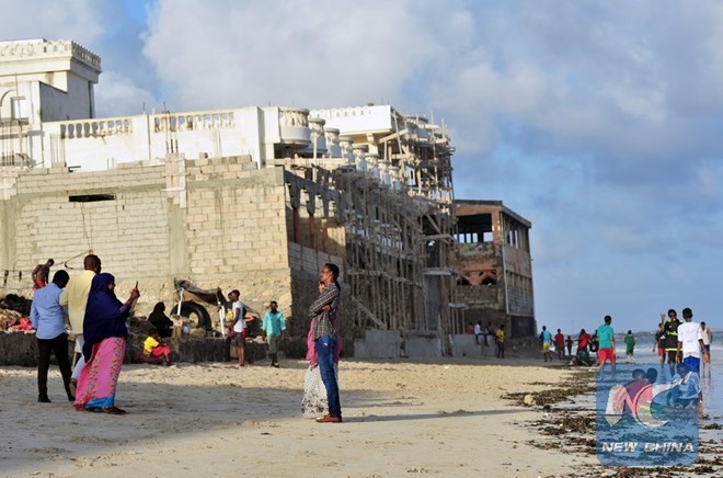 Residents pose for pictures on a beach in Mogadishu, Somalia, Oct. 19, 2016. Somalia is a country located in the Horn of Africa, a peninsula in East Africa. Mogadishu, the main port and the biggest city of Somalia, was founded in initial of the tenth century and it was one of the earliest African settlements in the east coast of Africa in history. The country was trapped in war since the 1990s. (Xinhua/Li Baishun)
