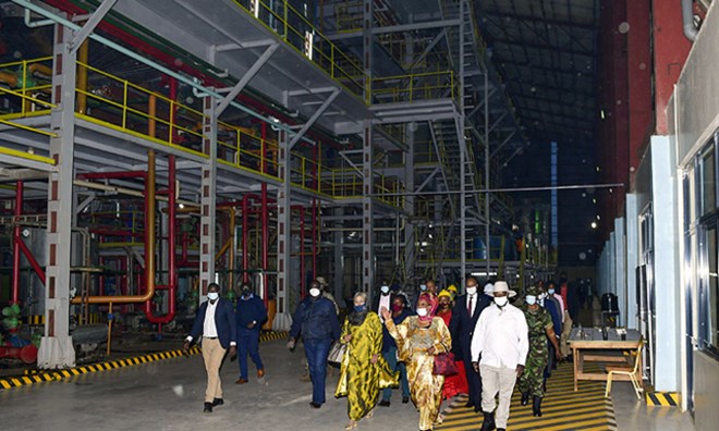 Amina Hersi (C), proprietor of Atiak Sugar Factory, guides President Museveni and others on a tour of the mega facility shortly after its commissioning on Thursday, October 22, 2020. (PPU)