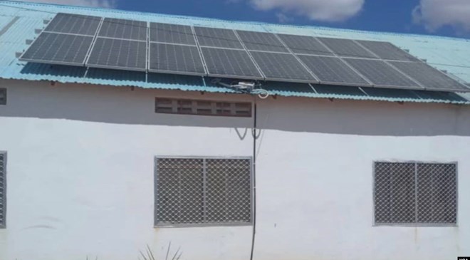 A photo of the photovoltaic cell which is fitted on the roof of the Hanaano hospital, in the central town of Dhusamareb, Somalia on Jan. 20, 2022. It’s function is to capture solar energy. (Abdiwahid Moalin Isak/VOA)