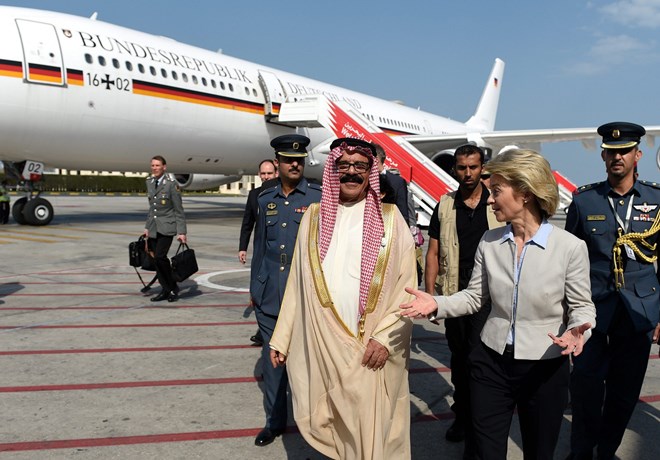 German Minister of Defense Ursula von der Leyen is welcomed by her Bahraini counterpart Major General Yusuf bin Ahmed Al Jalahma (2-L) at the airport in Manama, Bahrain, 09 December 2016(Picture: EPA)