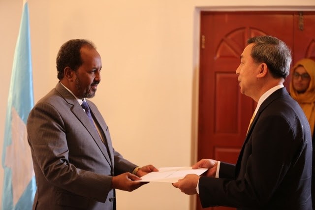 President Hassan and Thai new Ambassador to Somalia Mr Prasittiporn Wetprasit. Photo by Villa Somalia