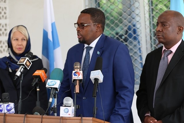 Finish Amb. to Somalia Tarja O. Fernandez (L), Mr Kediye (M) Somali Deputy Foreign Minister, Daud Aweis (R) Spokesperson to the President. 1st Dec. 2015. Photo by Villa Somalia