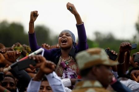 Demonstrators chant slogans while flashing the Oromo protest gesture during Irreecha, the thanksgiving festival of the Oromo people, in Bishoftu town, Oromia region, Ethiopia, October 2, 2016.