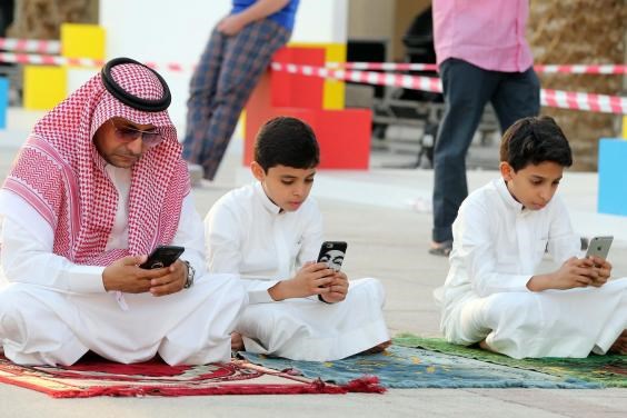 Saudis and foreigners perform prayer at the al-Masmak grand mosque of Prince Turki bin Abdulla palace in Riyadh (EPA / STR)