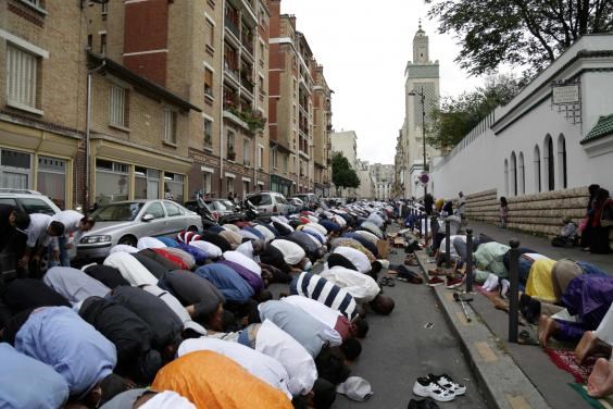 Muslims offer prayers outside the Grande Mosquee de Paris (Great Mosque of Paris) (AFP / Zakaria Abdelkafi)