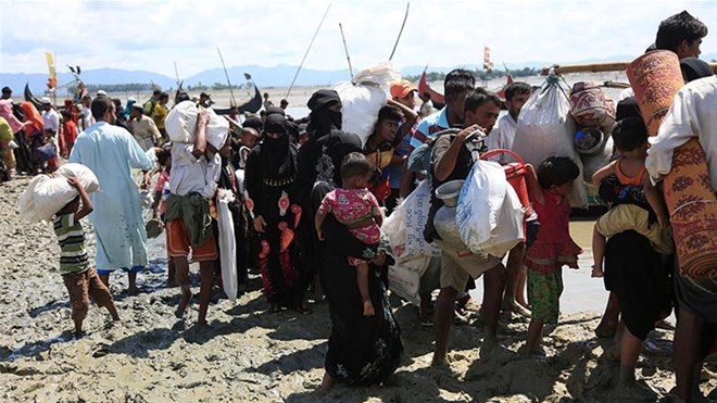 More than 400,000 Rohingya have fled to Bangladesh in recent weeks [Showkat Shafi/Al Jazeera]