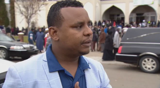 After waiting more than seven months, Mohamed Ali buried his sister Amina Odowa and her five-year-old daughter Sofia Abdulkadir on Friday. (Dave Bajer/CBC)