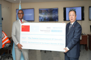 Soomaaliya oo la wareegtay hal milyan oo doollar oo ay Dowladda Shiinaha ugu deeqday gurmadka abaaraha 